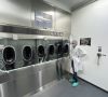 Mann in Schutzkleidung vor Containment-Hintergrund