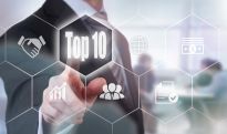 Touchscreen mit Mensch im Anzug im Hintergrund