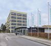 Syntegon Technology Firmenzentrale Waiblingen Vor der Zentrale des Unternehmens in Waiblingen wehen schon die neuen Fahnen.