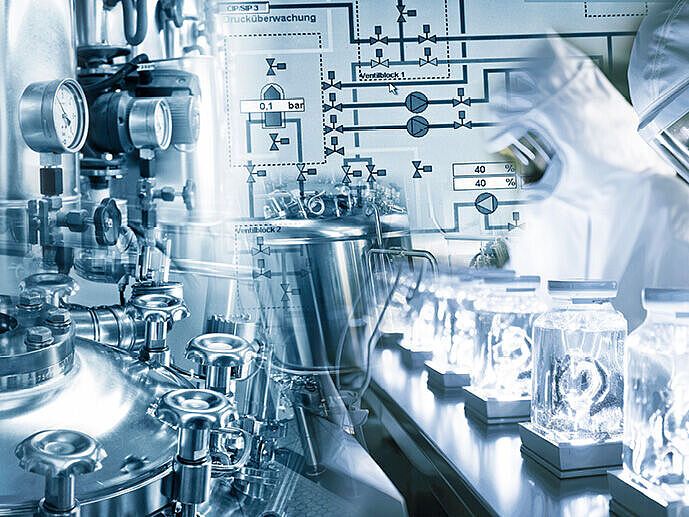 Symbolbild: Prozessanlagen und Fachpersonal im Labor unter Containment-Bedingungen