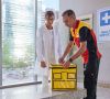 DHL-Bote überbringt Healthcare-Sendung