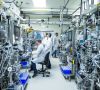 Über die nächsten fünf Jahre plant Roche, 50 Mrd. US-Dollar in den Aus- und Neubau von Produktionsanlagen für Pharmazeutika in den USA zu investieren. Damit steigert das Unternehmen seine Präsenz im Land über seine bestehenden 24 Standorte hinaus.