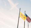 US-Flagge vor Merck-Standort