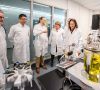 Studierende und Mitarbeitende in weißen Laborkitteln bei der Eröffnung des neuen Labors an der McMaster University