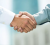 Dec Group, ein Anbieter von Pulverhandling- und Prozesscontainmentsystemen, übernimmt Bausch Germany, einen Anbieter aseptischer Verarbeitungs- und Abfüllmaschinen. Dieser wird fortan als Tochterunternehmen unter dem Namen Dec Filling Germany agieren. Mit der Übernahme will die Unternehmensgruppe ihre Position als Lieferant von aseptischen Abfülllösungen festigen. Das Maschinensortiment des erworbenen Unternehmens umfasst unter anderem Waschanlagen, Sterilisationstunnel, Füller, Verschließer und Etikettierer. Neben aseptischen Verarbeitungsmaschinen für stabile Behälter wie Vials, Kartuschen, Ampullen, Flaschen und Spritzen stellt Dec Filling Germany auch aseptische Abfüllmaschinen für Infusionsbeutel her. Die Übernahme ermöglicht es, „aseptische Abfülllinien in maßgeschneiderten Isolatoren und oRABS einzubetten, die einen sicheren und kontrollierten Betrieb gewährleisten“, so Yves Dietrich, Geschäftsführer der Dec Group.