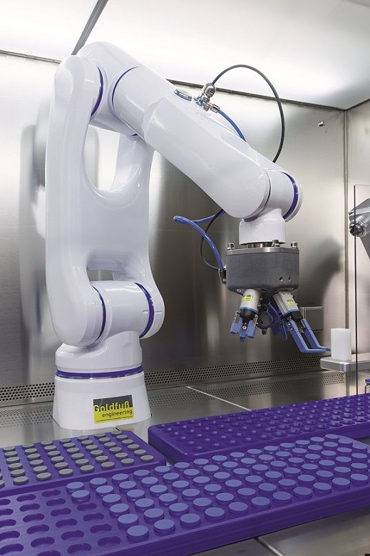 Roboter der Vials in ein Magazin setzt