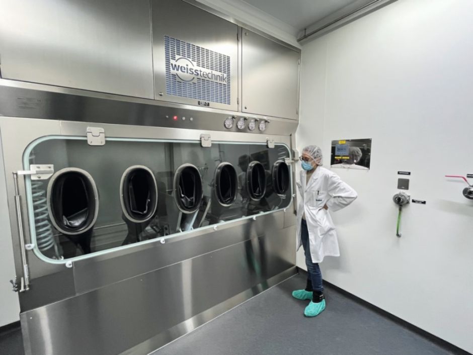 Mann in Schutzkleidung vor Containment-Hintergrund