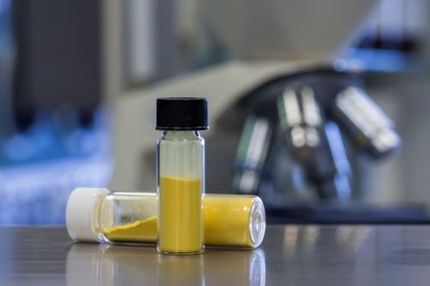 Verschraubte Glasröhrchen mit gelbem, pulverförmigem Cis-Platin-Wirkstoff