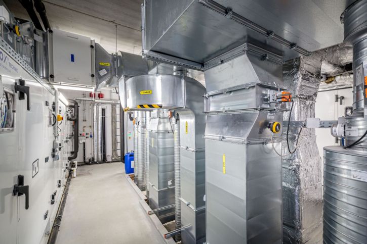 Blick in eine Produktionshalle in Reinraumdesign