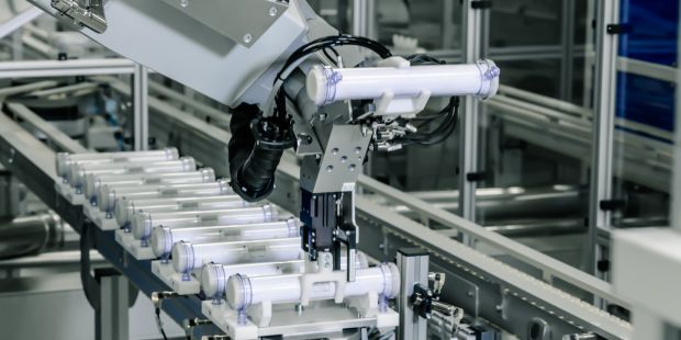 Mit dem modularen Maschinenkonzept von Alpha Plan lassen sich Prozesse individuell anpassen und verknüpfen – vom manuellen Betrieb bis hin zur vollautomatisierten, robotergeführten Fertigung.