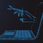 blau schwarze Darstellung einer Hand die aus dem Monitor eines Laptops kommt und sich in ein Werkzeug verwandelt