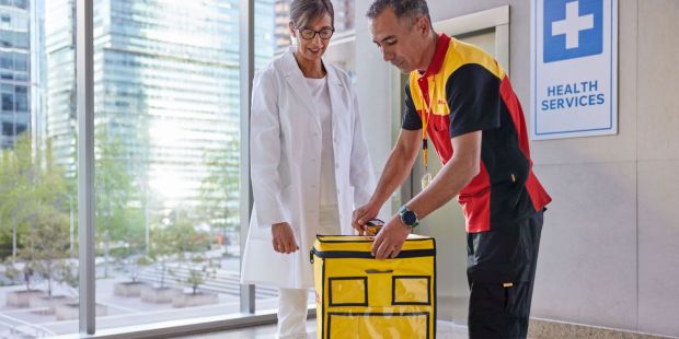 DHL-Bote überbringt Healthcare-Sendung