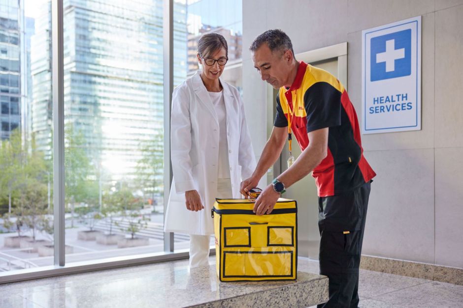 DHL-Bote überbringt Healthcare-Sendung