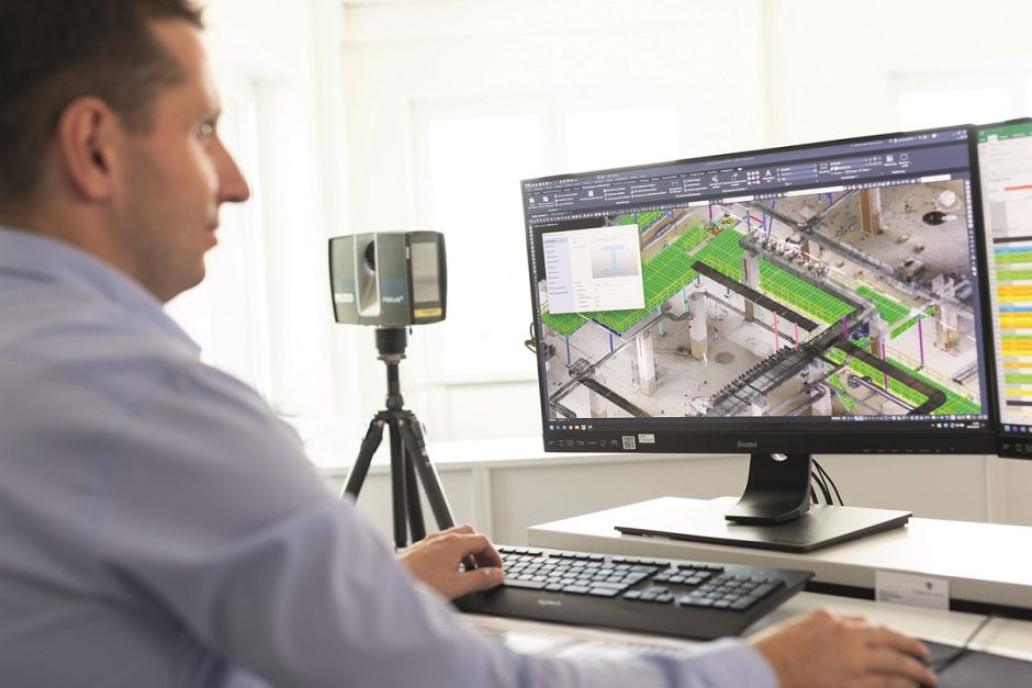 Mann vor Monitor mit Hand an der Maus und anderer Hand an der Tastatur