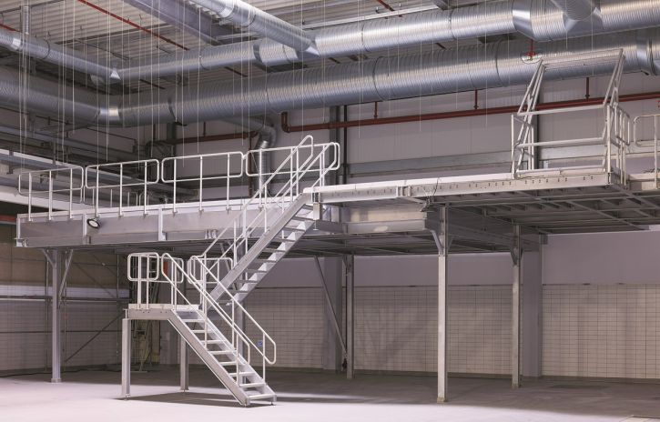 Blick in eine Werkshalle mit Bedienbühnen