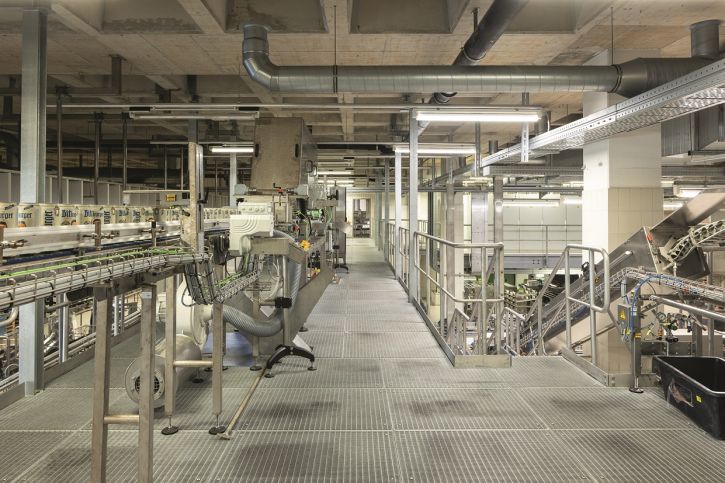 Blick in Werkshalle mit Bedienbühnen