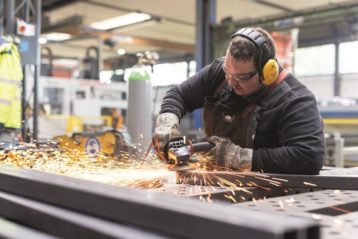 Mann mit Schutzbrille und Gehörschutz beim Schweißen