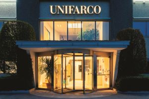 beleuchtete Aussenansicht von Unifacro Firmengebäude