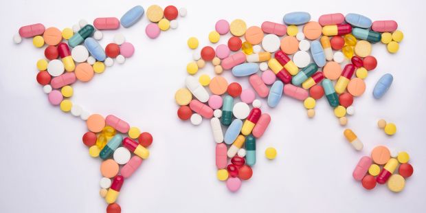 Weltkarte gelegt aus bunten Tabletten und Pillen