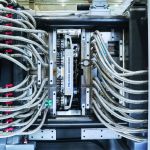 Plattform Corvi IM mit vielen Schläuchen: Entnahme der 128 spritzgegossenen medizinischen Komponenten aus dem Werkzeug.